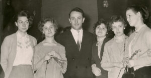 Декан среди студентов на факультетском вечере, 1969 г.