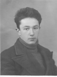 Володя Максаковский в старших классах (примерно 1940-41 гг.).